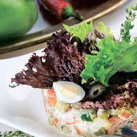 Салат с подкопченным лососем - Фото