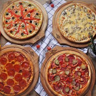 4 пиццы Фото