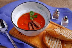 Томатный суп с колбасками - Фото