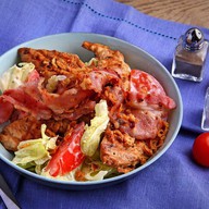 Салат с курицей и беконом Фото