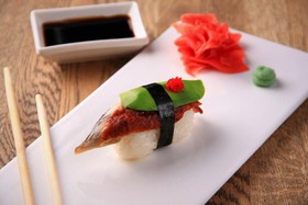 Суши с угрём и авокадо - Фото