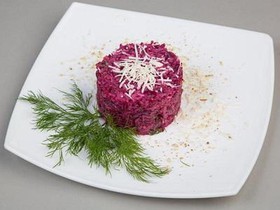 Салат из свеклы с телятиной и сыром - Фото