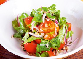 Салат из южных томатов с семечками - Фото