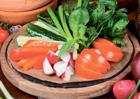 Свежие овощи и зелень от деда Акбара. - Фото