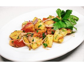 Картофель жареный с томатом и луком - Фото