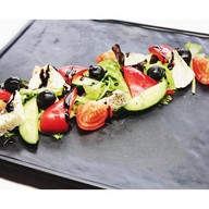 Греческий салат с сыром и оливками Фото