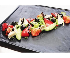 Греческий салат с сыром и оливками - Фото