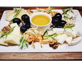 Ассорти сыров с виноградом,орехом,медом - Фото