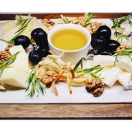 Ассорти сыров с виноградом,орехом,медом Фото