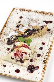 Черничный пирог с ванильным мороженым - Фото
