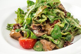 Тёплый салат с говядиной, кабачками - Фото