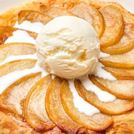 Слоеный яблочный пирог с мороженым Фото