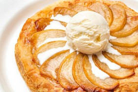 Слоеный яблочный пирог с мороженым - Фото