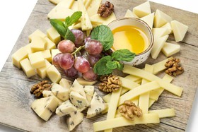 Сырное ассорти с мёдом и виноградом - Фото