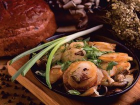 Картоха с салом, луком, грибами - Фото