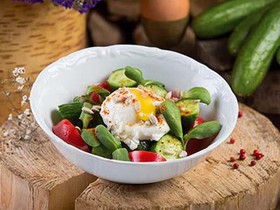 Салат овощной с яйцом пашот - Фото
