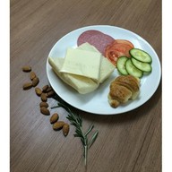 Комплексный завтрак с багетом с сыром Фото