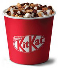 Мороженое Кит Кат с шоколадным топпингом - Фото
