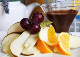 Тарелка фруктов с шоколадным соусом - Фото