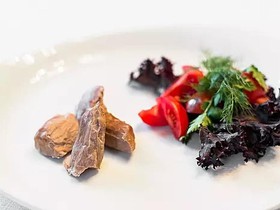 Филе телятины отварное с черри и салатом - Фото
