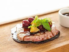 Стейк из тунца с соусом из лайма и вишни - Фото