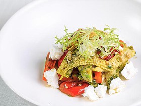 Салат из печеных овощей с соусом песто - Фото