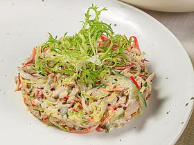 Салат с печёной свининой и корнишонами - Фото