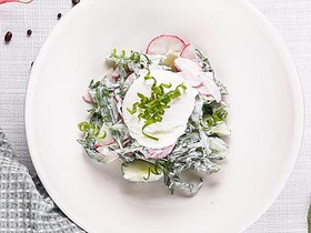 Салат из свежих огурцов, редиса с яйцом - Фото