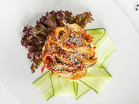 Салат в азиатском стиле с жареным угрем - Фото