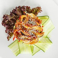 Салат в азиатском стиле с жареным угрем Фото