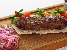 Кебаб из говядины с овощным гарниром - Фото