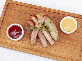 Ассорти домашних колбасок с соусом - Фото
