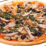 Пицца с курицей, грибами и соусом песто Фото