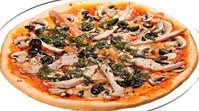 Пицца с курицей, грибами и соусом песто - Фото