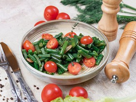 Фасоль стручковая с томатами черри - Фото