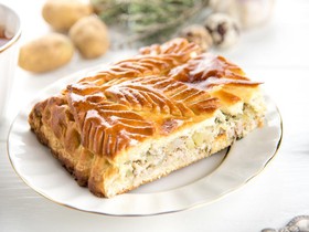 Пирог с курой, картофелем и луком - Фото