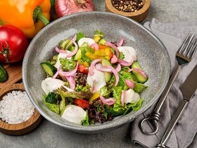 Салат из свежих овощей с сырным муссом - Фото