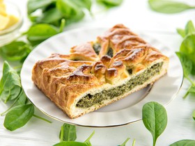 Пирог со шпинатом и сыром сулугуни - Фото