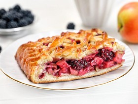 Пирог с яблоком и ежевикой - Фото