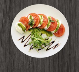 Моцарелла ди буфала с помидорами - Фото