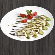 Моцарелла ди буфала с авокадо Фото