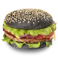 Гамбургер с черной булочкой Фото