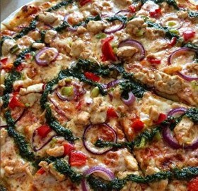 Пицца с курицей, грибами и соусом Песто - Фото