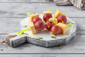 Шпажка с сыром и виноградом - Фото