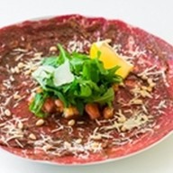 Карпаччо классико из говядины с сыром Фото