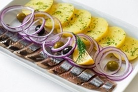 Филе сельди с отварным картофелем, луком - Фото
