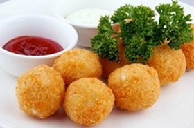 Картофельные шарики фри с кетчупом - Фото