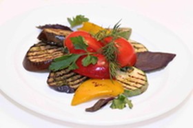 Овощи-гриль с чесночным соусом - Фото