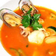 Итальянский суп с морепродуктами Фото