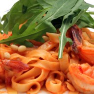 Спагетти с креветками и рукколой Фото